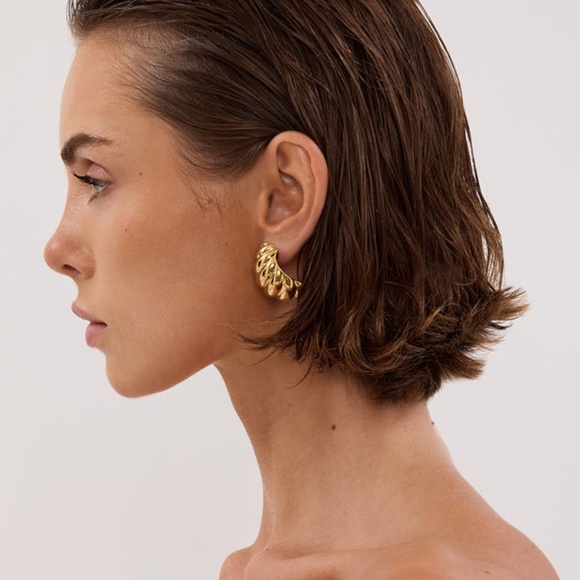 Heaven Mayhem Shell Gold Earrings. - Picture 4 of 4